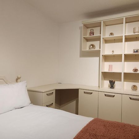 Elmdon House With 4 Spacious Bedrooms To Choose Birmingham Esterno foto