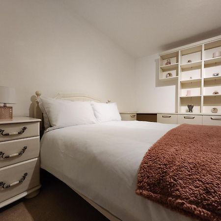 Elmdon House With 4 Spacious Bedrooms To Choose Birmingham Esterno foto