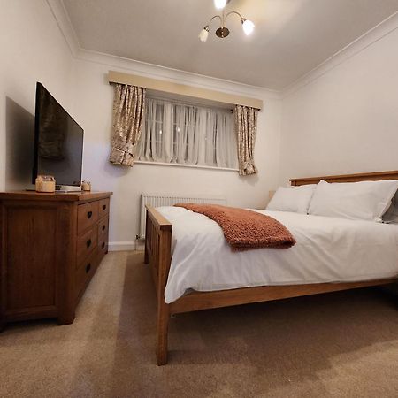 Elmdon House With 4 Spacious Bedrooms To Choose Birmingham Esterno foto
