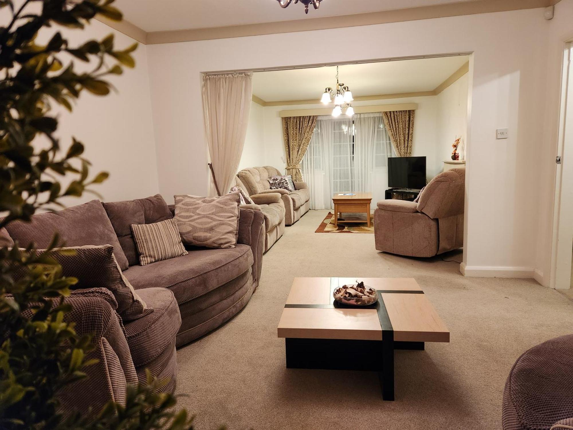 Elmdon House With 4 Spacious Bedrooms To Choose Birmingham Esterno foto